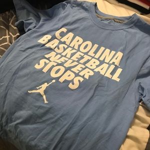 Men’s Small Carolina Basketball T-shirt